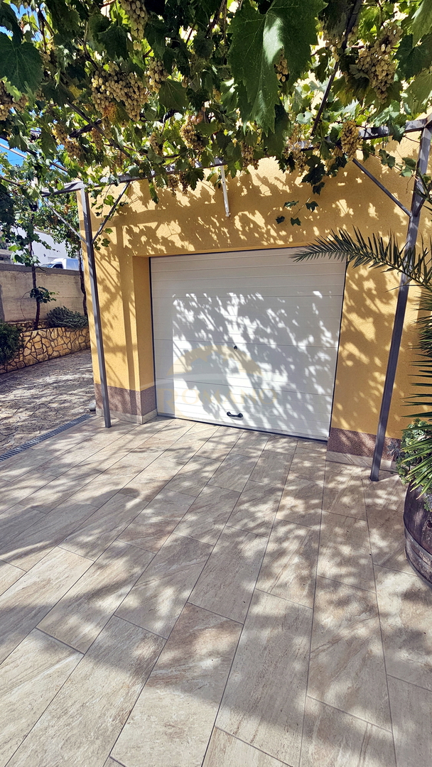 Apartmajska hiša v Okrugu Gornjem/Čiovo, drugi niz od morja - 5 apartmajev
